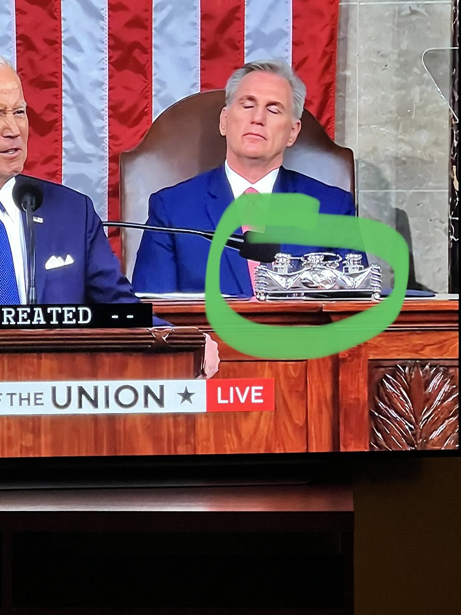 AkpServices's tweet photo. What is this? 

#stateoftheunion
#mccarthydesk
#kevinmccarthydesk https://t.co/6iggPtsyon