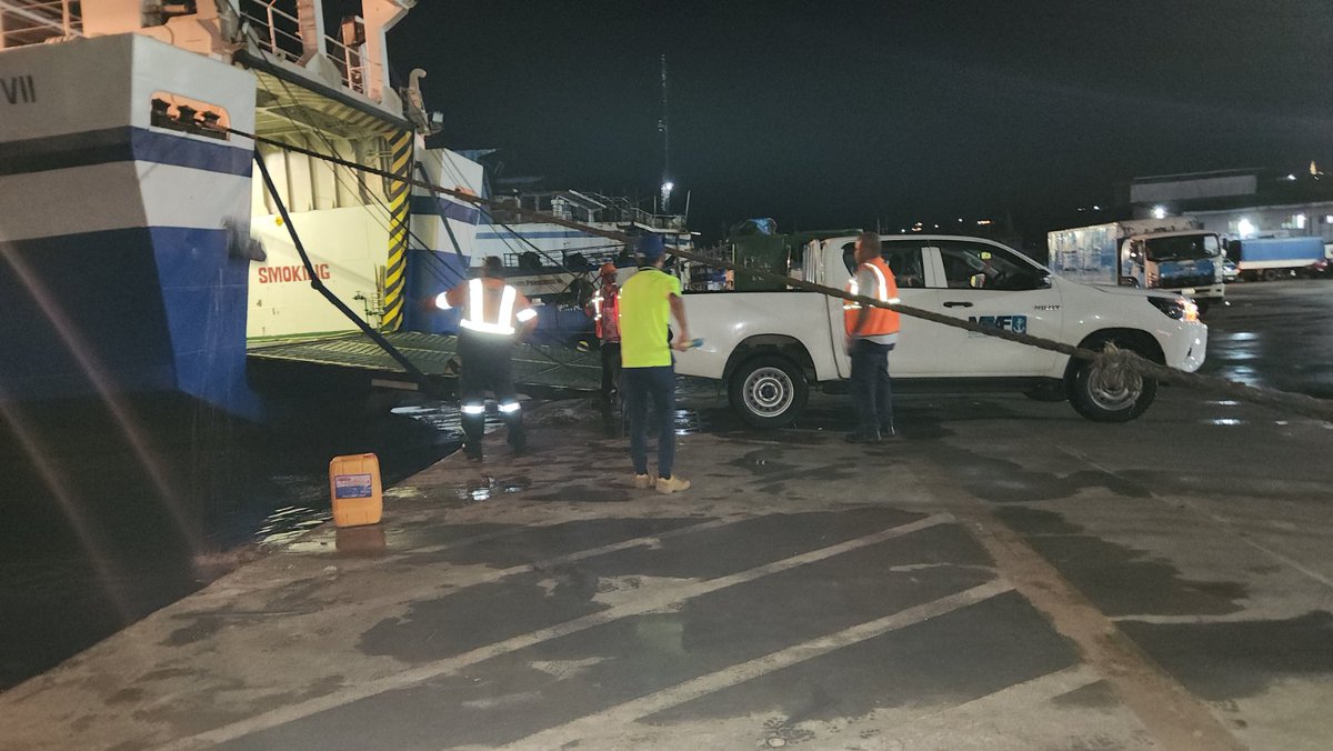 MaritimeFiji's tweet photo. Swift response by Pollution Officers from #MSAF & #FPCL resulted in the containment of a tier 1 spill @ Narain jetty, Suva.
Oil spill boom was deployed & has been effective in containing the spill from spreading to other areas of the jetty.
https://t.co/cdT83vdAn0 https://t.co/Mi1vFE7fEi