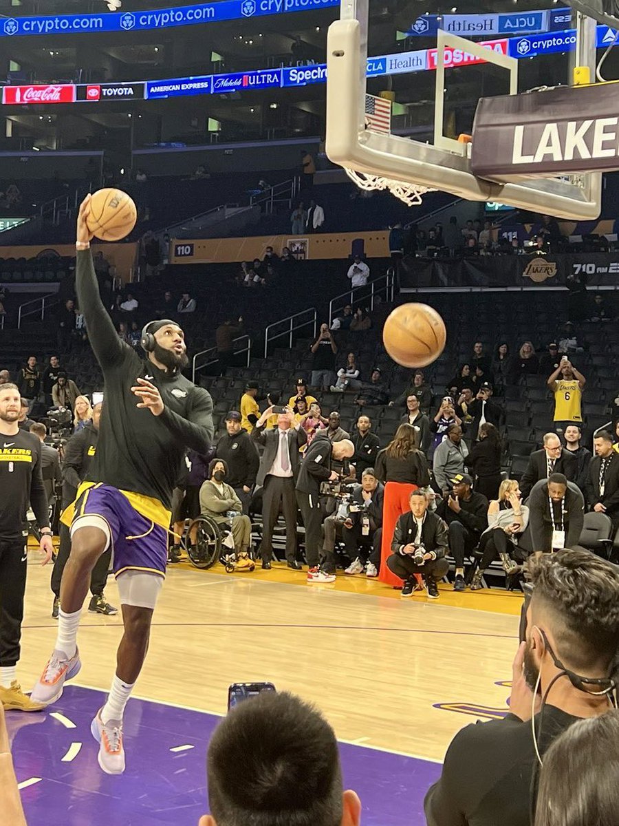 LBgotSOLE's tweet photo. Bro he might really be the maniac we all think he is and break the record with a sky hook tonight https://t.co/NoHRFfUgau