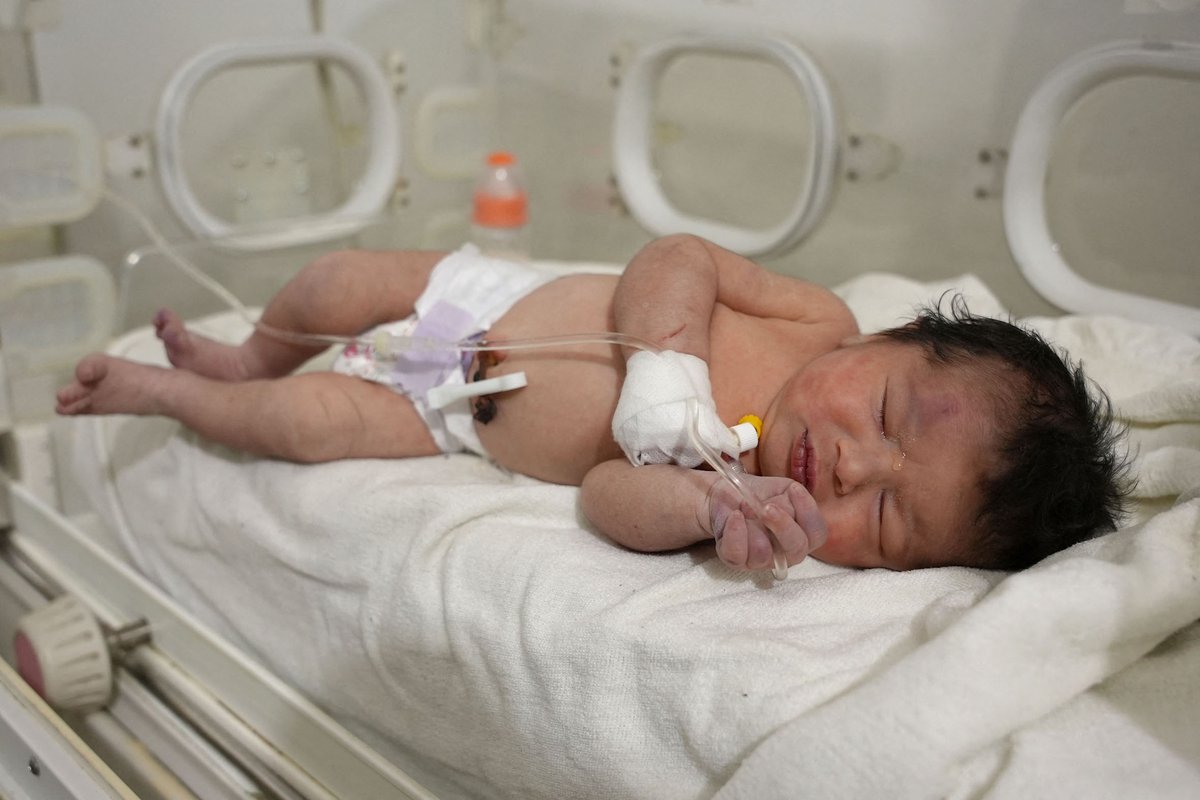 trtworld's tweet photo. Rescuers pull newborn baby alive from rubble in northern Syria, after finding her still tied by her umbilical cord to her mother, who died in massive quakes that hit Türkiye and Syria; infant is sole survivor of her immediate family 
https://t.co/SmlJeFRVmG https://t.co/ygRjAB4wkf