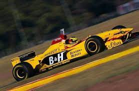 Formula1Verse's tweet photo. @FerrariF1v @Prost_WF1 @JordanF1V @BenettonF1v @DamonHill_F1V @Trulli_F1v @F1vMika @MclarenF1SM @F1Irvine @BARF1Verse @MinardiF1V @WWilliams_F1 @ProstF1v @DCoulthardF1 @Sauberf1v @SchumiF1Team @FisicoF1V @ArrowsF1V > 72/72 🇫🇷⛈️🏁

- FINAAAAL DE COORRIDAA!!! CAOS SEGUE ATE O FIM E @SchumiF1Team (@JordanF1V) VEEEEENCEEEE E LEVA EDDIE JORDAN JUNTO AO TOPO DA FRANÇA!!!!

- FRENTZEN É 2° PARA A @WWilliams_F1 E JAN MAGNUSSEN LEVA A @StewartF1V AO 3° LUGAR, UM PODIO EMOCIONANTE!!!!!! https://t.co/u1pJnfqSsr