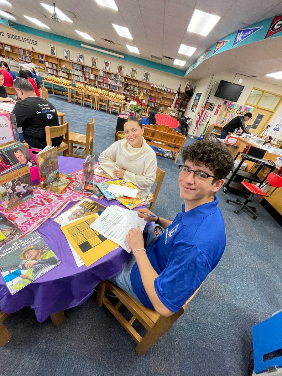 PalmviewNHS's tweet photo. PHS National Honor Society with PHS Spanish Honor Society at UIL meets!!📚🙌 https://t.co/YA25PA4Iwl