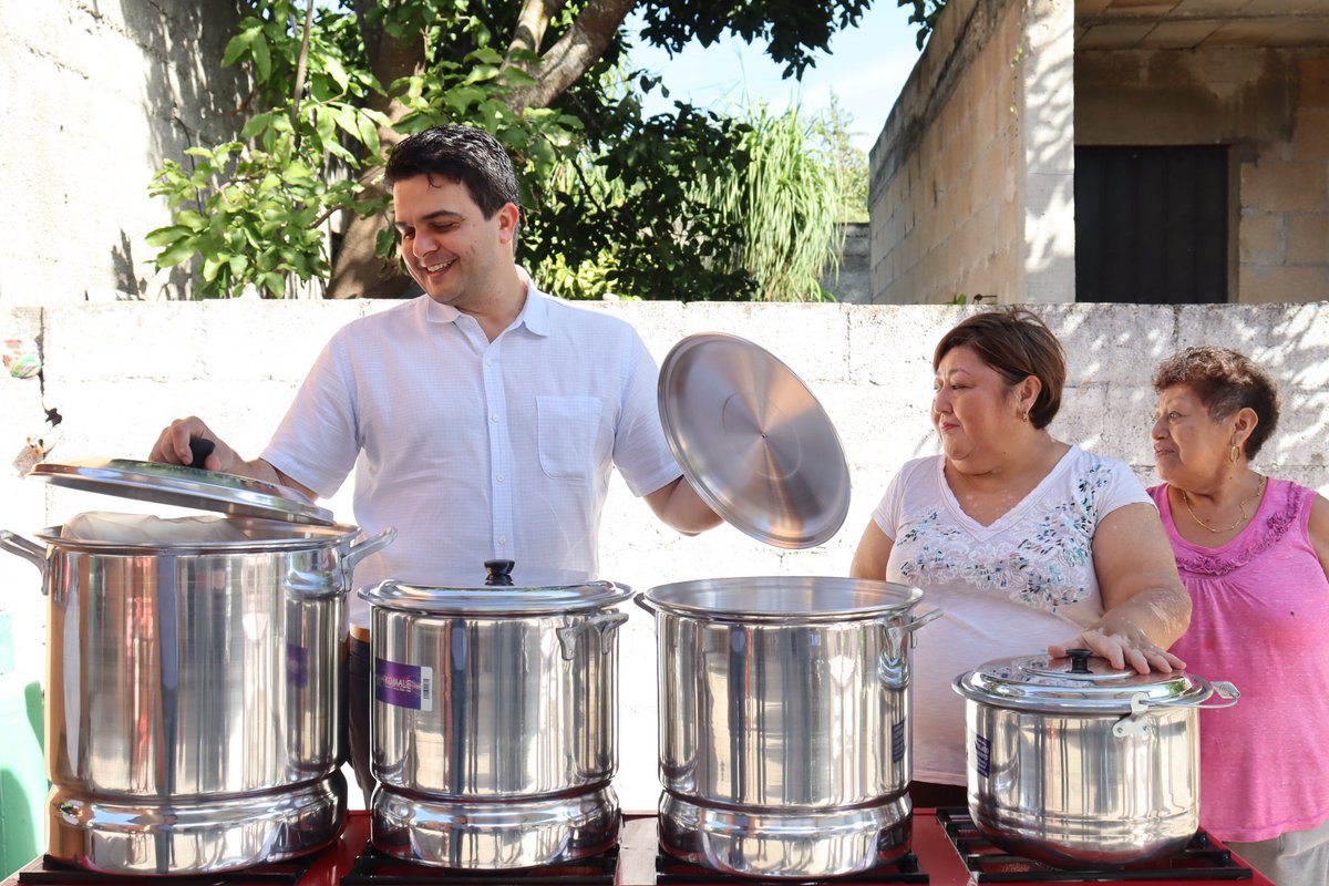 erikrihaniglez's tweet photo. Entregamos a doña América y a doña María una estufa de parilla y unas vaporeras en #ChicxulubPueblo, para su “Tamalería Ame”

Gracias a las gestiones realizadas se obtuvo el beneficio del programa de apoyo al autoempleo Microyuc, por lo que agradezco a la titular del @SneYuc. https://t.co/NuCM9ZK09C