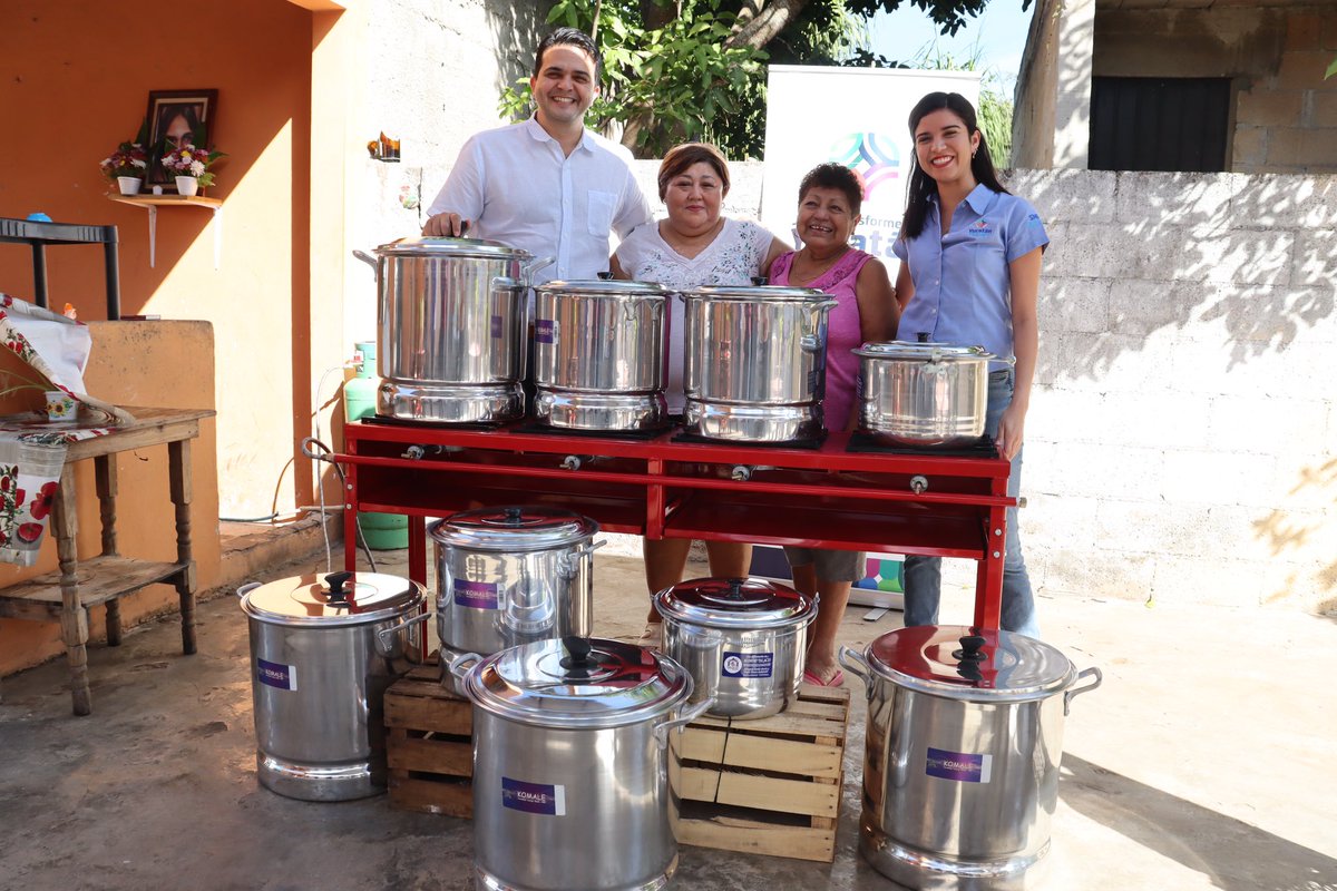 erikrihaniglez's tweet photo. Entregamos a doña América y a doña María una estufa de parilla y unas vaporeras en #ChicxulubPueblo, para su “Tamalería Ame”

Gracias a las gestiones realizadas se obtuvo el beneficio del programa de apoyo al autoempleo Microyuc, por lo que agradezco a la titular del @SneYuc. https://t.co/NuCM9ZK09C