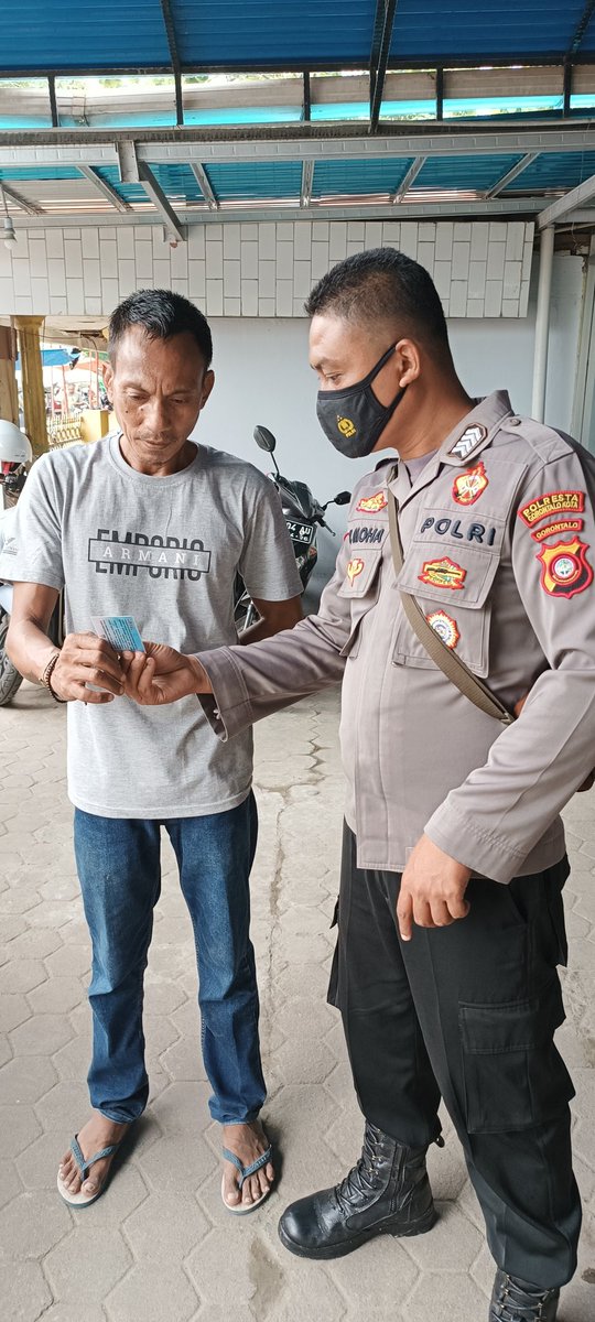 YofitZola's tweet photo. Bhabinkamtibmas Kel.Molosipat U melaksanakan menghimbau kepada warga masyarakat agar sama2 menjaga situasi kamtibmas serta memberikan edukasi tentang aplikasi *DUMAS PRESISI*

#poldagorontalo 
#polrestagorontalokota 
#humaspolrestagorontalokota 
#polsekkotautara 
#polripresisi https://t.co/OPDauxcpht