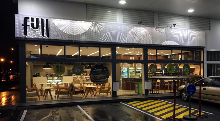 rombeyy's tweet photo. pense que ibamos a comer a un restaurant normal

no al templo de la comida gourmet y del buen gusto https://t.co/oJsnR7TiFF