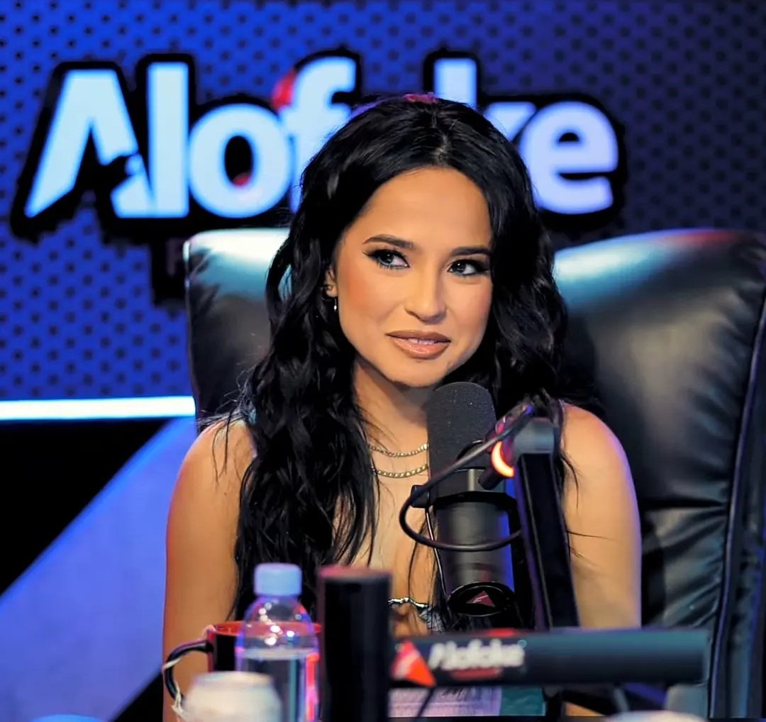 BeckyGBrasil's tweet photo. "Leiam seus contratos" 😅
Becky G foi questionada se ficou rica quando estorou em 2017 e ela disse que as pessoas achavam que sim, mas não era e ainda soltou um "leiam seus contratos". https://t.co/nu8oWXxDhm