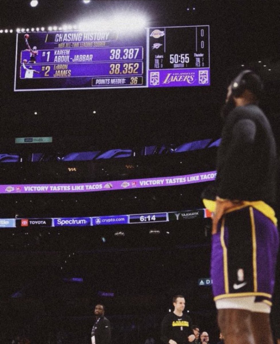 CarlosxcStory's tweet photo. This has to be one of the coldest LeBron James pictures of all time 👑 https://t.co/EkYMusdFR8