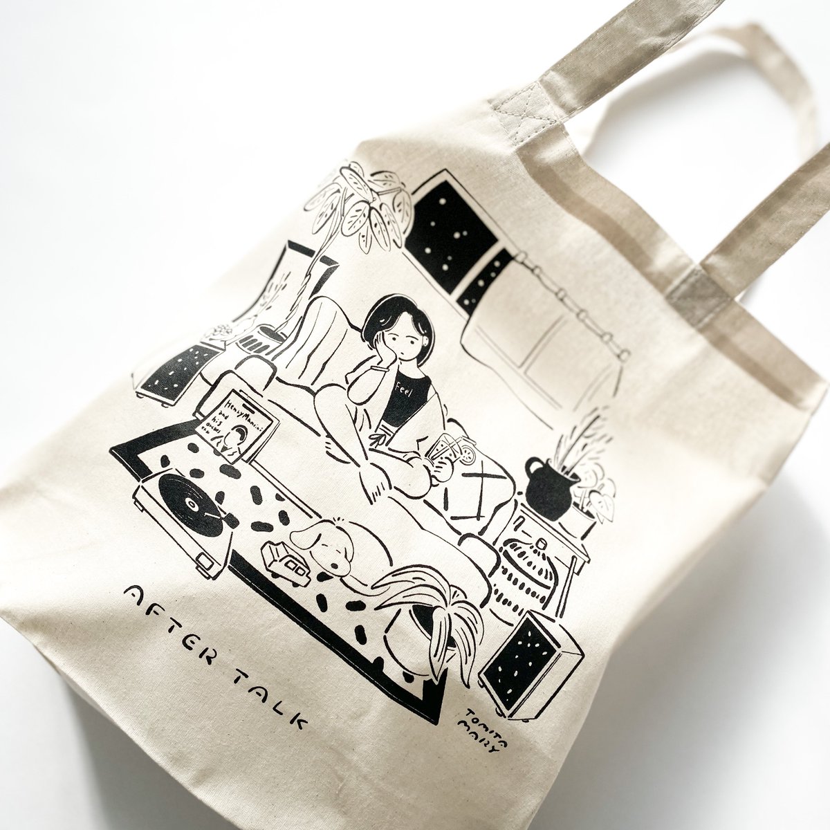 🎉お知らせ🎉
新しくトートバッグができたので、今夜19時から2日間先行販売します!
人気だった「SPACE OUT」の表紙イラストを大きくプリントしてもらいました。
先行販売限定でバレンタインラッピングでお届けします。
他、新作シールやカレンダーの最終販売も行います。
https://t.co/jevSYoRxQQ