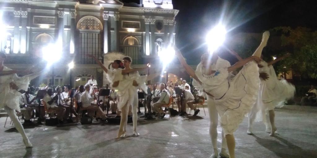 En el parque Céspedes de la indómita #SantiagodeCuba se expone lo mejor de la cultura,se une lo histórico con lo más actual y novedoso del arte.
#SiempreSantiago
