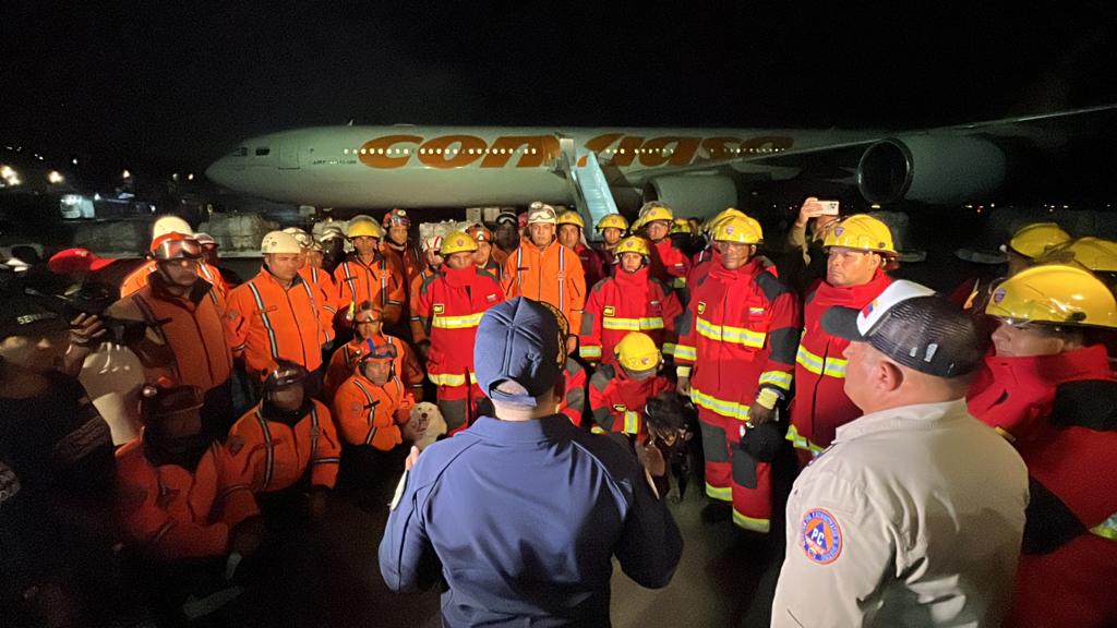 cperezampueda's tweet photo. Grupo de 52 hombres y mujeres de la Fuerza de Tarea Humanitaria Simón Bolívar especialistas en salvamento, búsqueda y rescate van a fortalecer las labores de salvar vidas en apoyo a nuestros pueblos hermanos de Türkiye y Siria afectados por el terremoto que se registró este lunes https://t.co/wq0deOR5mE