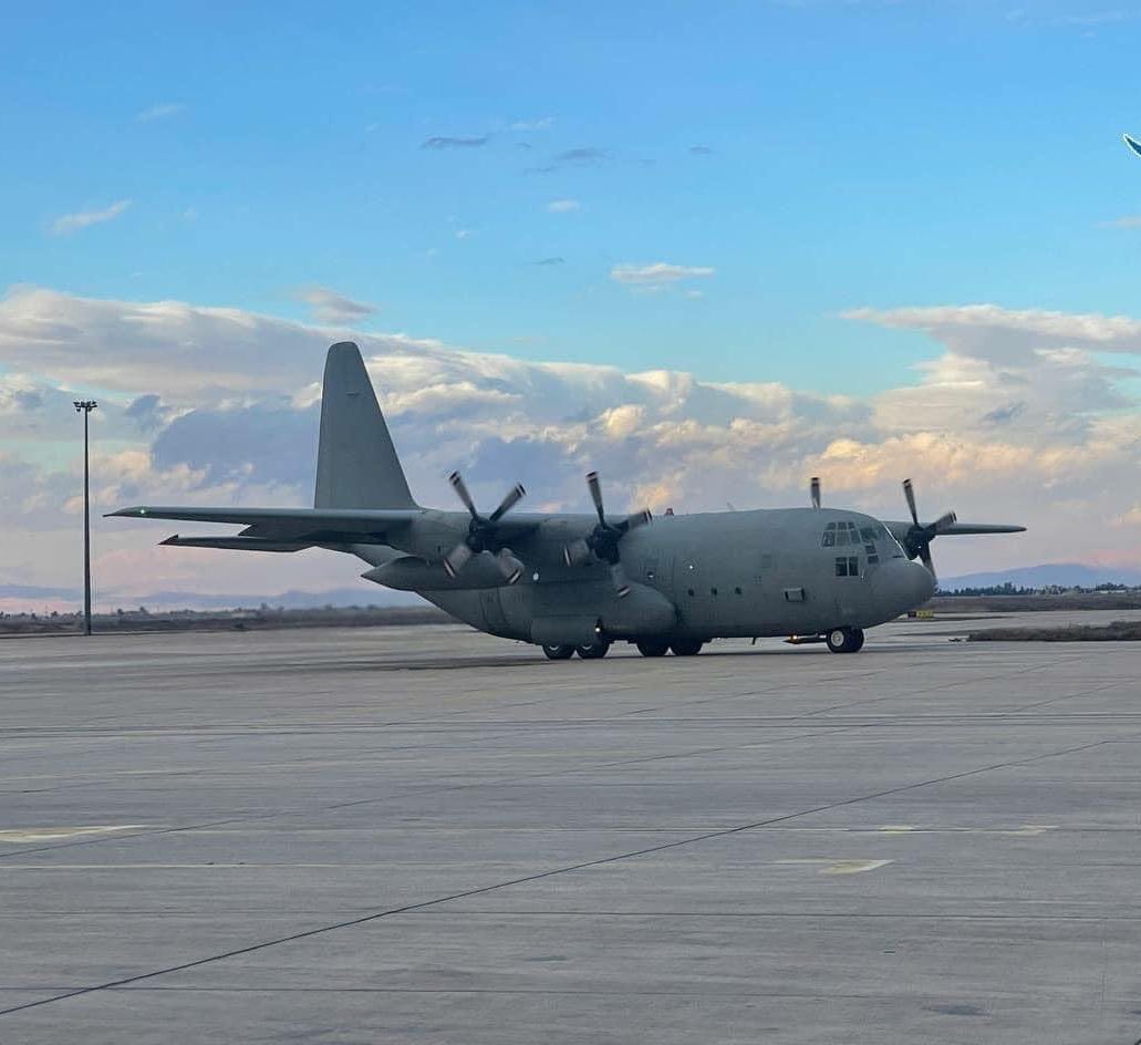 kama5beel's tweet photo. كسرت طائرات القوات الجوية الإماراتية C-130 طراز Hercules الحصار المفروض على مطار دمشق أثناء هبوطها في رحلتين مساء البارحة، محملة بلوازم البحث والإنقاذ وفرق متخصصة بالإضافة إلى خيم لإيواء من فقد بيته وبات في العراء . الإمارات من أوائل الدول التي هبطت طائراتها إلى سوريا . https://t.co/r2VhUXtNtM