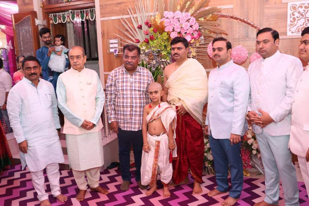RaviDadaChavan's tweet photo. कुर्यात बटोर्मंगलम्   

पद्मश्री आप्पासाहेब धर्माधिकारी यांचे नातू आणि सचिन दादा धर्माधिकारी यांचे चिरंजीव कु. श्रीयन यांच्या व्रतबंधाला रेवदंडा इथे उपस्थित राहून चि. बटूस आशीर्वाद दिले. https://t.co/EFDFy5o7VF