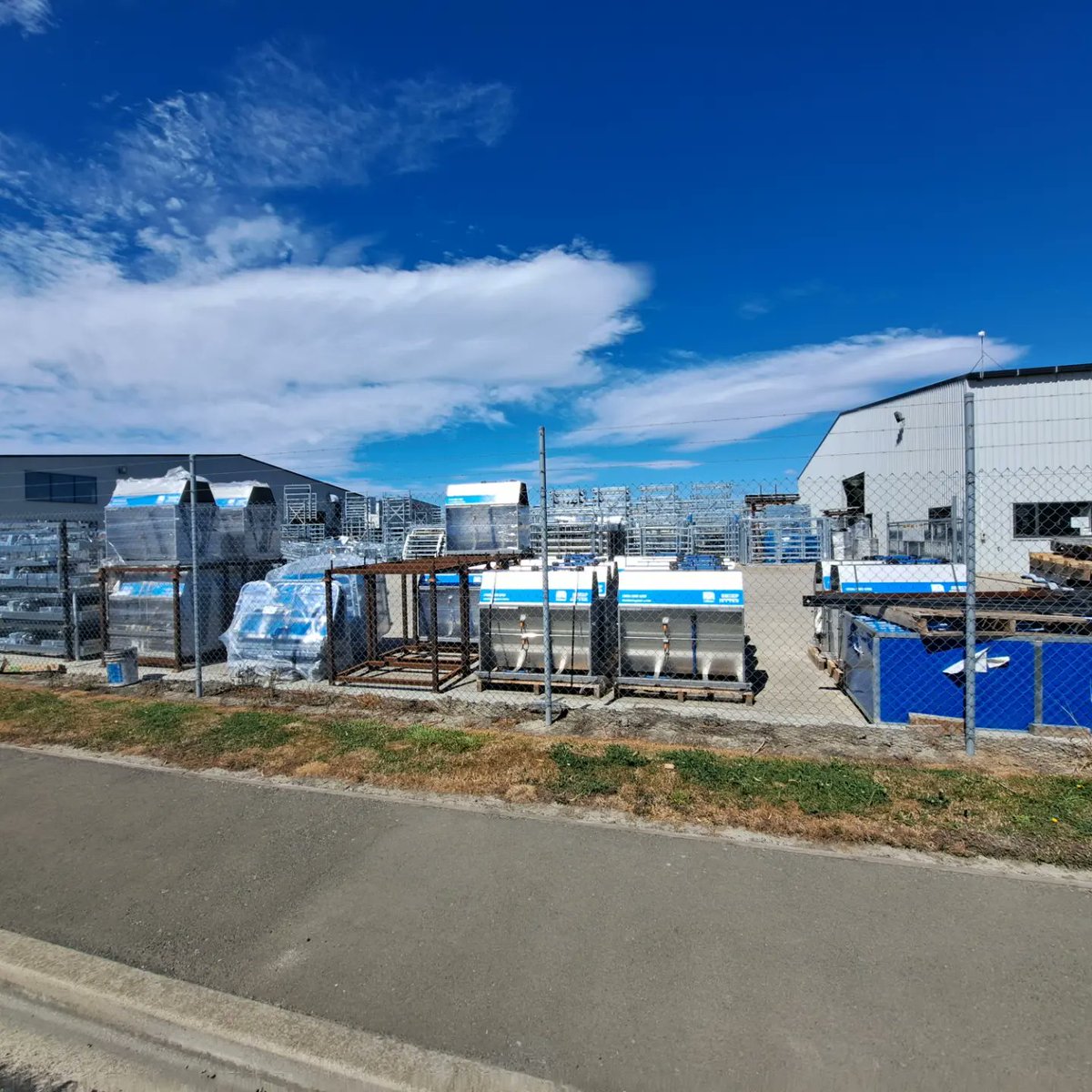 AdvisoryBlyth's tweet photo. Thank you, TE PARI, for showing me around the factory, then taking the time to talk over the T30 scale indicator, and how they integrate agrident EID reader into their cattle crush and sheep equipment. #TePari #moreduncomms #sheepTec #cattlefarming #smartNZ2023 #Nuffield #EID https://t.co/rQ4hfchNf9