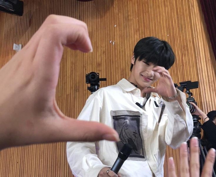 jisungvadiak's tweet photo. Fotos que você teria/tiraria se namorasse com 𝐘𝐚𝐧𝐠 𝐉𝐞𝐨𝐧𝐠𝐢𝐧 ♡︎ - A thread de aniversário!!!!!
 
#아이엔의_스물셋도_안아줄게요
#CantStopFallingForIN
#HappyINDay https://t.co/zAP08Z7v97