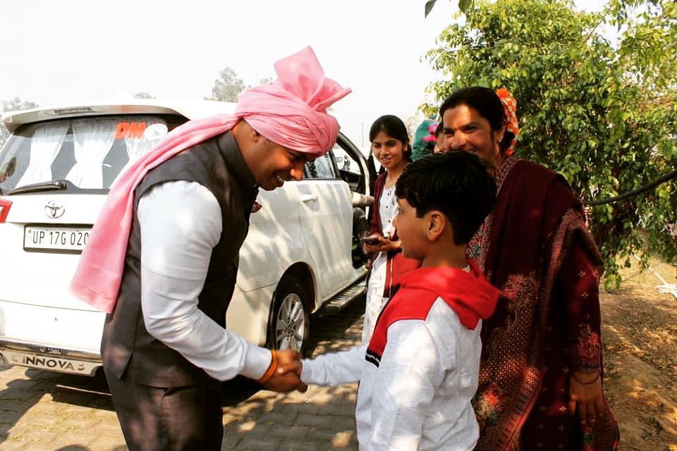 कभी कभी बच्चे आपको अपने बचपन की सुहानी यादों से भावभिवोर कर देते है 
#memories #childhood #kids #bachpan #bachpankiyaadein