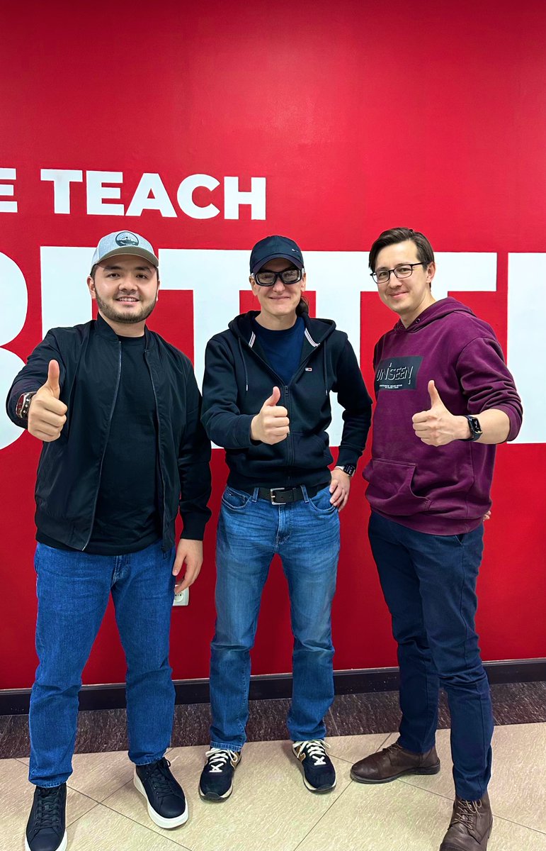 O'rtadagi inson Mixail Tokovinin, AMOCRM asoschisi. 2022 yil boshida Modme startupimizga ilk smart investor sifatida qo'shilgan. Loyihalarining qiymati bir necha yuz million dollar. Yil davomida u bilan +40 zoom uchrashuv o'tkazdik va ilk bor hayotda ko'rishdik)