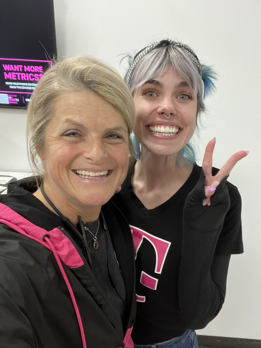jenniferlpguru's tweet photo. Smiles with Mary and sunflowers with Carlos🌻 - too fun with this ABQ team. 💗 the growth and development in everything @TMobile. #havefun #takethetime #enjoysimplethings https://t.co/Q3jokrQkqa