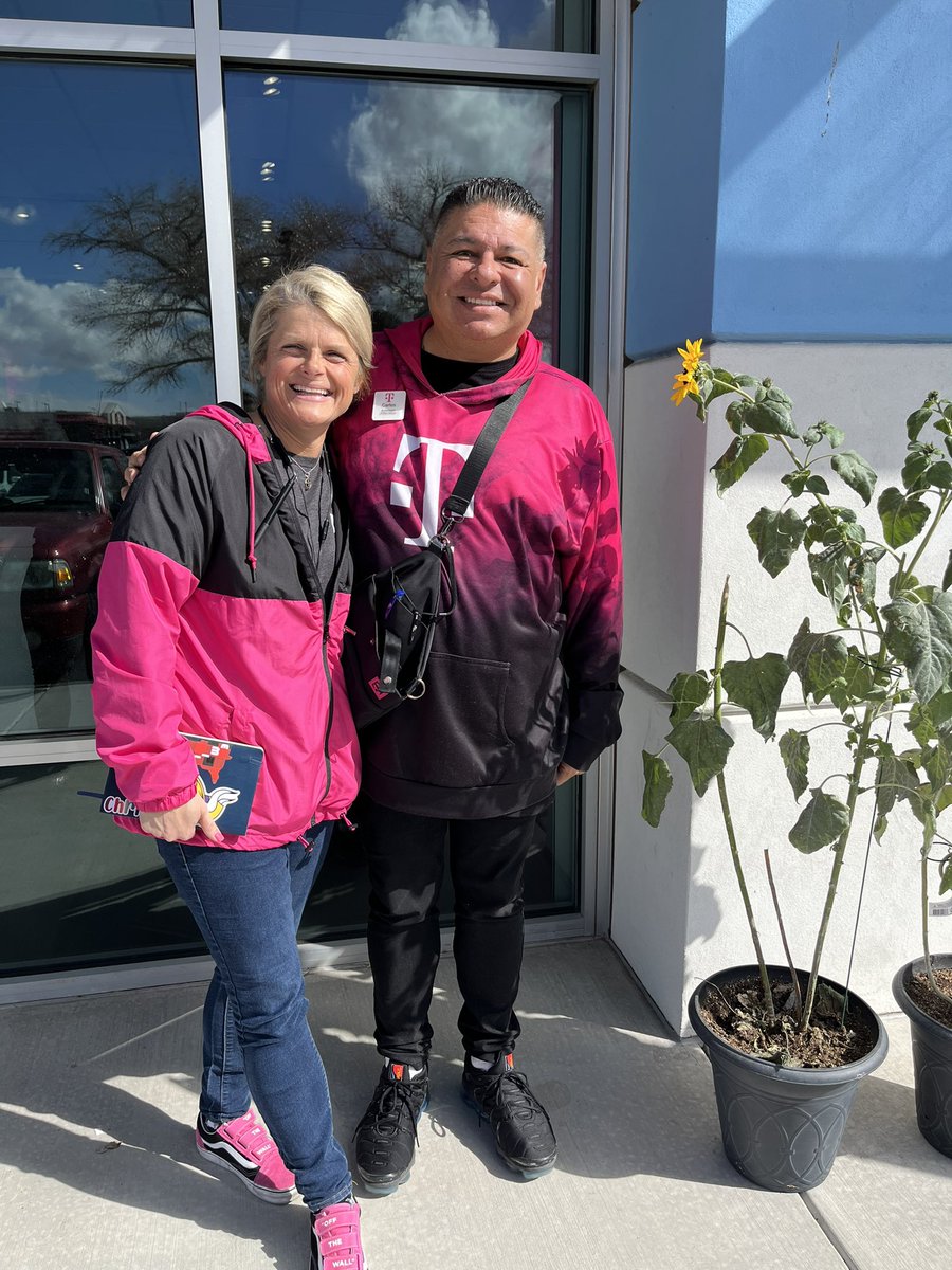 jenniferlpguru's tweet photo. Smiles with Mary and sunflowers with Carlos🌻 - too fun with this ABQ team. 💗 the growth and development in everything @TMobile. #havefun #takethetime #enjoysimplethings https://t.co/Q3jokrQkqa