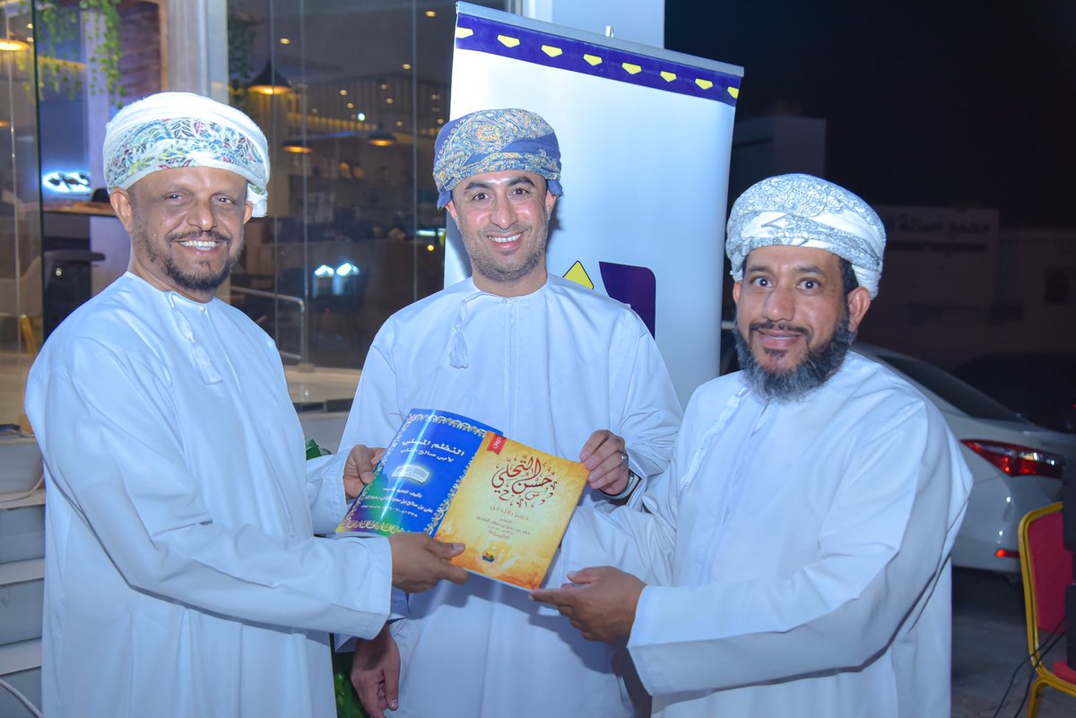Ali_ALshalli's tweet photo. تشرّف مجلس إدارة مكتبة علي بن صالح الشلّي العامة بتقديم إهداء للكاتب الدكتور هلال الحجري وبحضور الدكتور ناصر الحسني رئيس لجنة كتّاب وأدباء شمال الشرقية وذلك ضمن برامج الجلسة الحوارية بولاية دماء والطائيين https://t.co/JiufjBoEOZ
