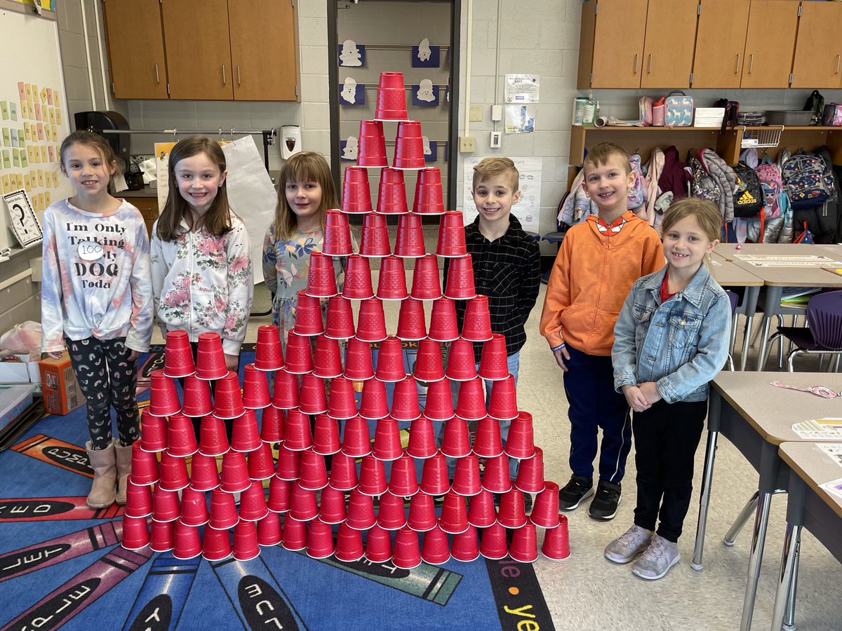 KSin1st's tweet photo. 100th day teamwork and learning fun.  How many licks does it take to get to the center of that lollipop?  Way more than 100 we discovered! ⁦@WESpolarbears⁩ https://t.co/cQsKR0MzHR