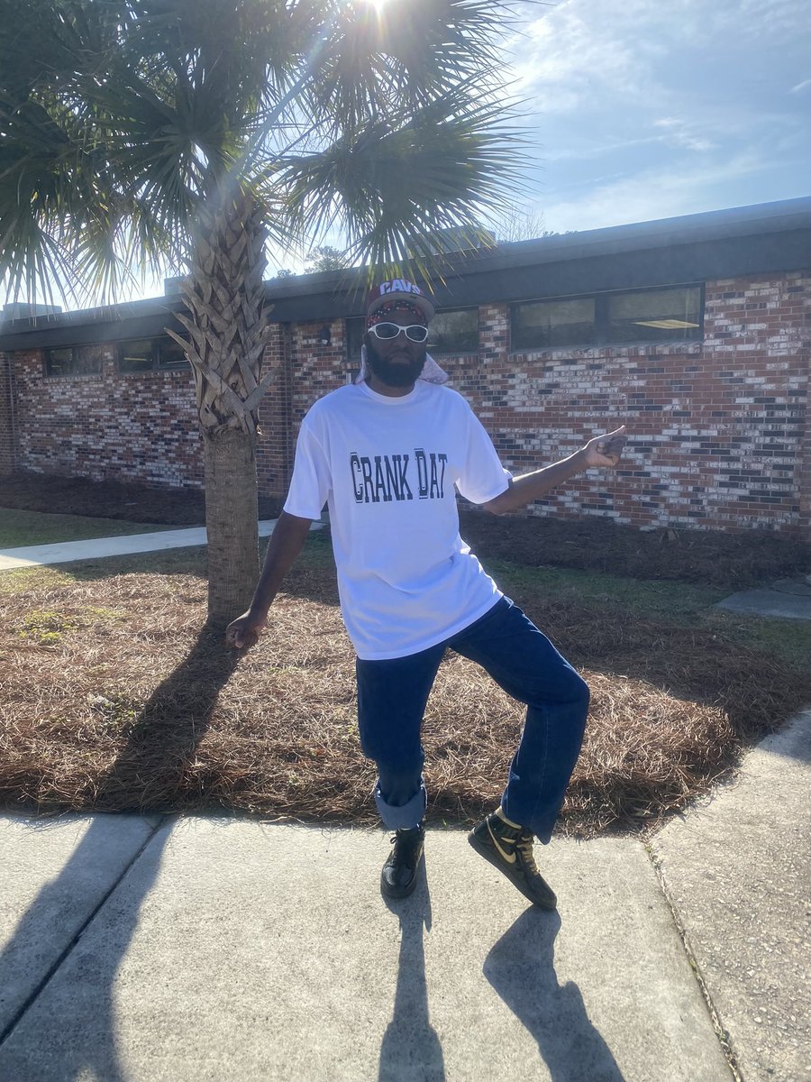 _learnalittle's tweet photo. RealMenRead Spirit Week: #BackNTime #90s #CRANKDAT https://t.co/qtTjdUORPL