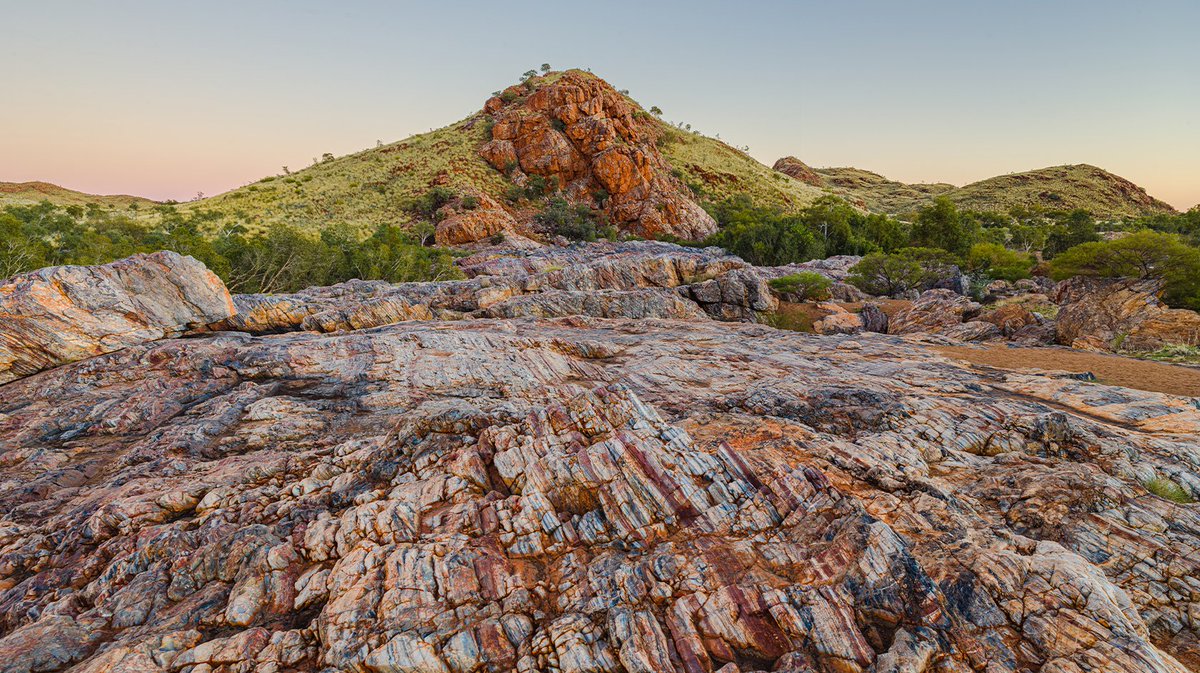 Researchers from <a href="/uwanews/">UWA</a> have discovered carbon found in 3.5 bio black chert came from organic, carbon-rich compounds deposited in hydrothermal vent systems. The results offer a glimpse of an earlier lifeless planet.

READ MORE: bit.ly/40vUDfo