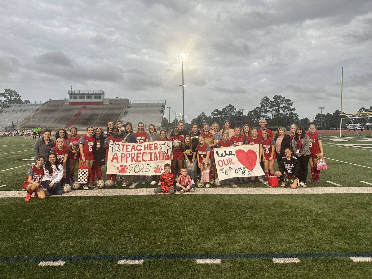 Thanks to our amazing teachers who came out tonight to be celebrated! JV1-1 and V 5-1 vs <a href="/KCainLadySoccer/">Klein Cain Lady Cane Soccer</a>! ❤️🤍⚽️🚣‍♀️#rowasone #collinsstrong 
⚽️⚽️🅰️<a href="/carolinefowlke5/">caroline fowlkes</a> 
⚽️<a href="/kendall_hall04/">Kendall Hall</a> 
⚽️🅰️<a href="/GreensageTatum/">Tatum Greensage</a> 
⚽️<a href="/Ximehammeken/">Xime</a> 
🅰️<a href="/maddiemcf/">Maddie McFarland</a>