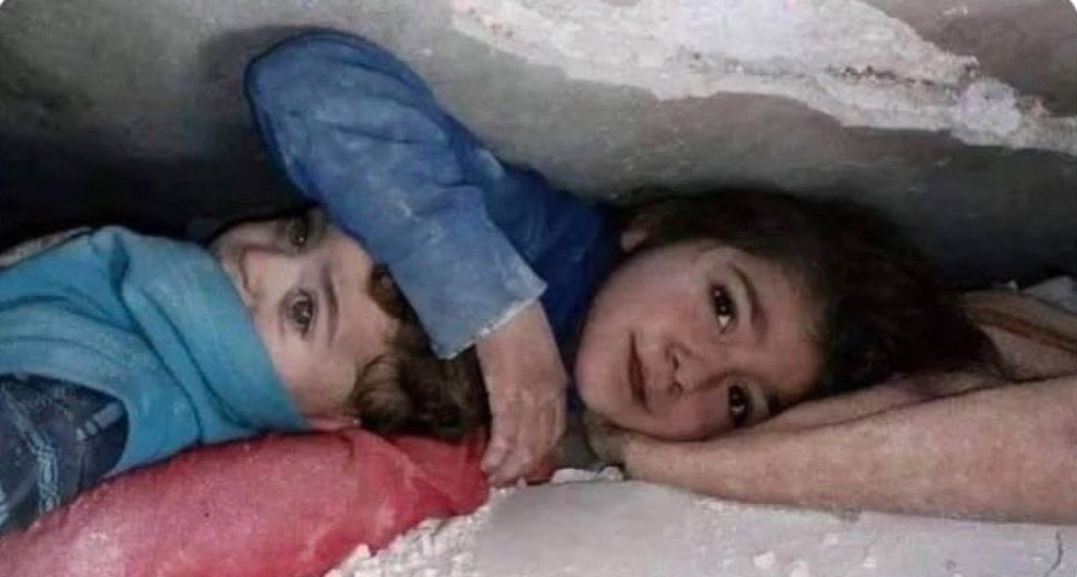 GulluHasanova58's tweet photo. Yemekten, yataktan, sıcaktan utanırmış insan…
#deprem #türkiye #AcınızAcımızdır https://t.co/5j6NmQxX60