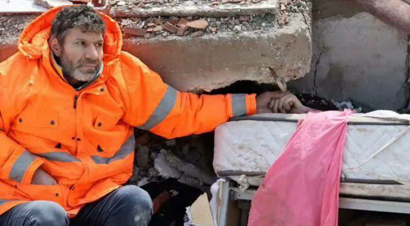 GulluHasanova58's tweet photo. Yemekten, yataktan, sıcaktan utanırmış insan…
#deprem #türkiye #AcınızAcımızdır https://t.co/5j6NmQxX60