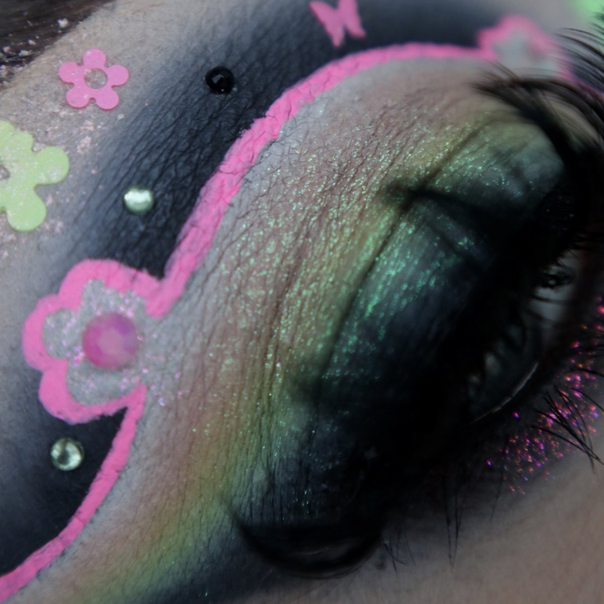 canadiansundae's tweet photo. A little Spring moment! 🌸 

IB @Javflynn_ 

@bperfectcosm - Interstellar Palette 
@ABHcosmetics - Brow Freeze, Dip Brow, Brow Pen Medium Brown, Bubblegum Blush
@ColourPopCo - Miramar Bronzer 
@AudigerLashes - Sapphire Lash https://t.co/jSAYtDFvpn