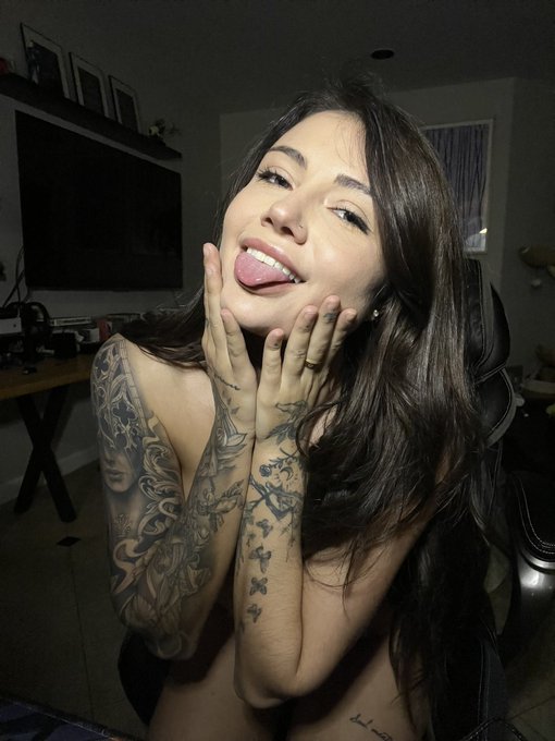 Begging for you to cum all over my face ?✨ https://t.co/figeVT6Ahp