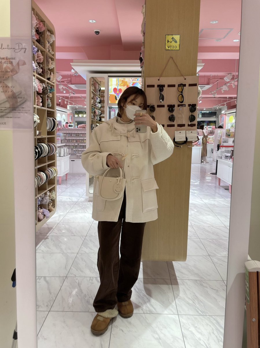 joah_chika's tweet photo. 今日のコーデ

ワッフル生地の떡볶이코트 (ダッフルコート)をメインに🐑 https://t.co/GO0HfubFpB