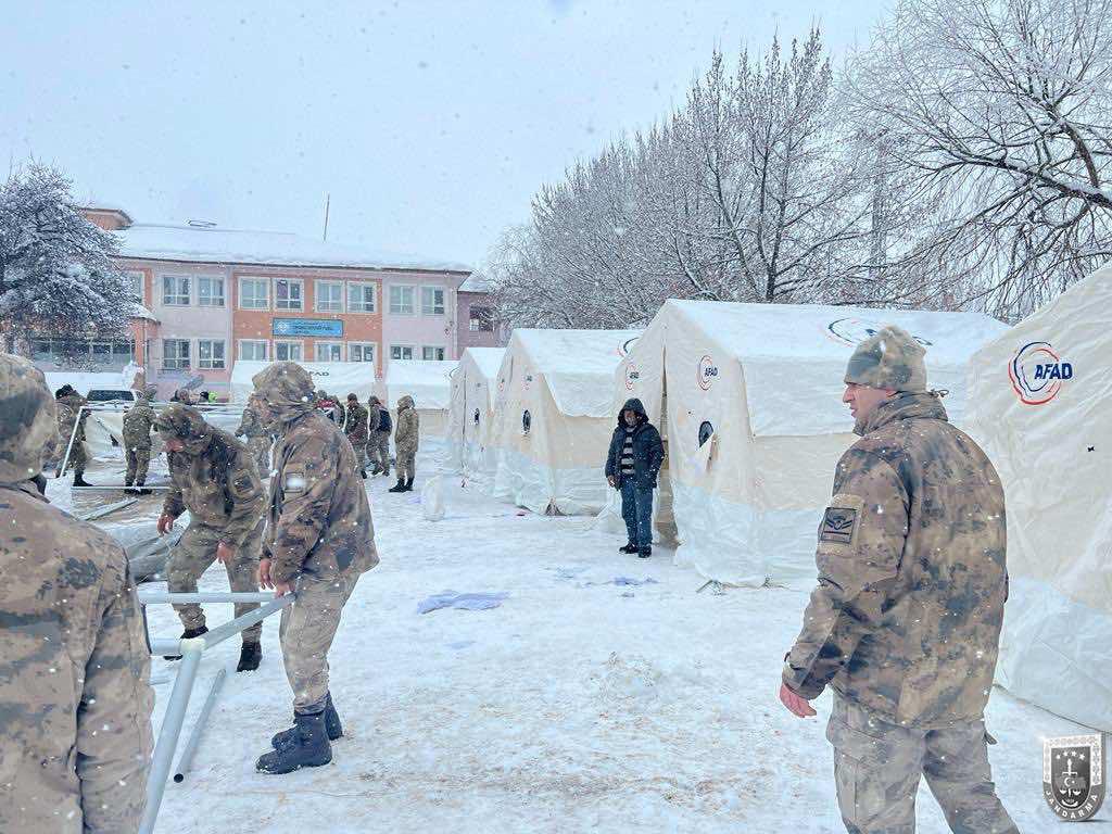 jandarma's tweet photo. Birlikte Güçlüyüz.
Zorlu mevsim koşullarına rağmen omuz omuza vererek sıkıntıları hep beraber aşacağız.🇹🇷
#Jandarma
#Deprem
#Malatya https://t.co/SV46fuPz5f