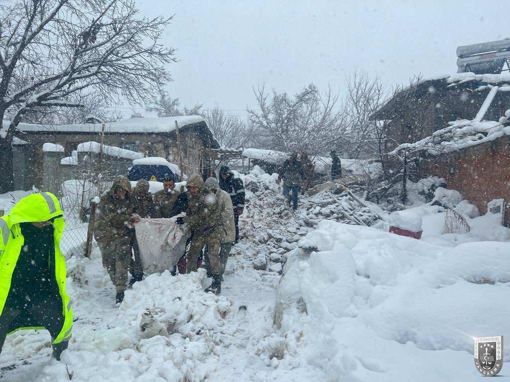 jandarma's tweet photo. Birlikte Güçlüyüz.
Zorlu mevsim koşullarına rağmen omuz omuza vererek sıkıntıları hep beraber aşacağız.🇹🇷
#Jandarma
#Deprem
#Malatya https://t.co/SV46fuPz5f