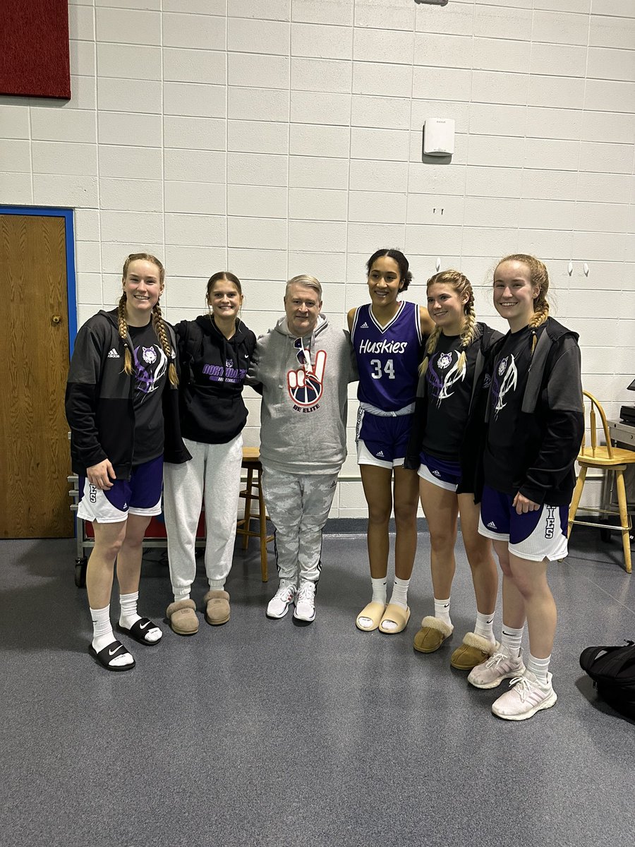 KansasEliteWBB's tweet photo. What a great group of young ladies! Loved watching you play tonight @EliseGrosdidier @GrosdidierJosie @lainie_douglas @McfallGabi9 @EBurvee https://t.co/l4qA6MWcLd
