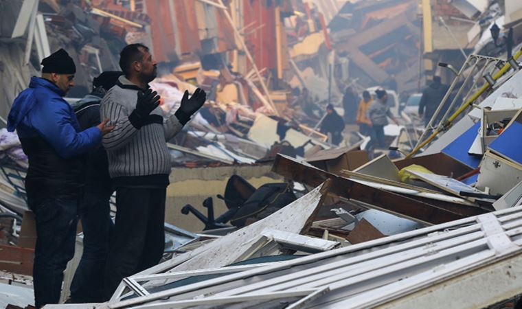 Nasuh Mahruki: ‘1999’daki depremden daha gerideyiz’
cumhuriyet.com.tr/turkiye/nasuh-…