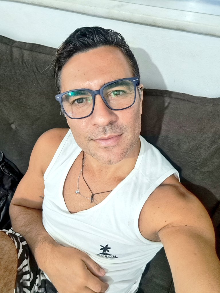 Charlinho___'s tweet photo. Primeiro dia de muitos ! Agora sou da turma dos nerds, sabe tudo, 4 olhos, CDF e por aí vão os apelidos da minha época de infância lá no sul . https://t.co/1AqEGloGsb