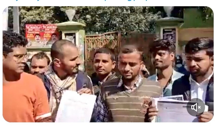 <a href="/CMOfficeUP/">CM Office, GoUP</a> <a href="/dgpup/">DGP UP</a> <a href="/Uppolice/">UP POLICE</a> <a href="/uppstf/">UPSTF</a> sir in this photo person named  VIJAY MISHRA <a href="/JayMishra36/">Vijay Mishra 🇮🇳</a> is govt employee under SSC MTS and is protesting against govt. Take strict actions against him and should be expelled from his job
#THANKS_YOGI_JI_FOR_UPSI9534