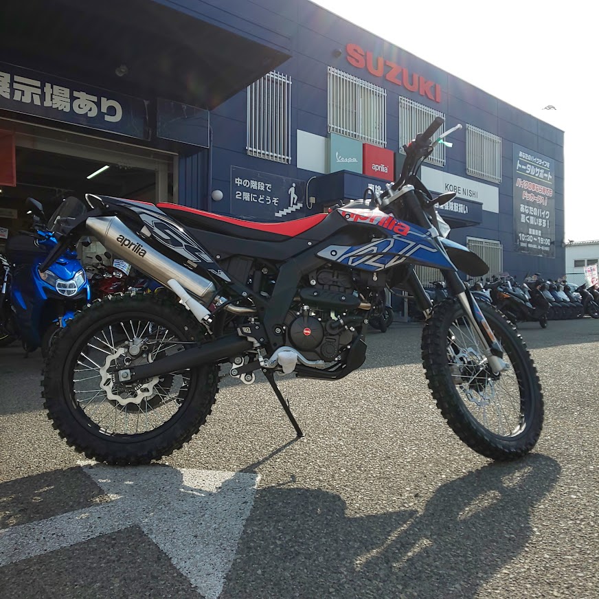 mfd_kobe's tweet photo. MFD神戸店Mです💁♀️入荷祭り第三弾はRX125です🥳
こちらはapriliaのオフロードバイクです🙌今日はたくさんの投稿にお付き合いいただきありがとうございました🥰
#MFD神戸店 #神戸市西区バイク屋 #RX125 #apliria #本日入荷 #オフロードバイク #イタリアブランド #連投お付き合いありがとうございました https://t.co/LiSmLpxxwi