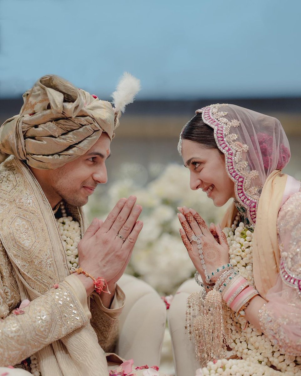 YuviD20's tweet photo. Congratulations sid and Kiara ♥️🤗
.
.
#SidharthKiaraWedding #SidKiara @SidMalhotra @advani_kiara #SidKiaraKiShaadi #SidharthMalhorta #KiaraSidharthwedding https://t.co/0lmCPLLxCP