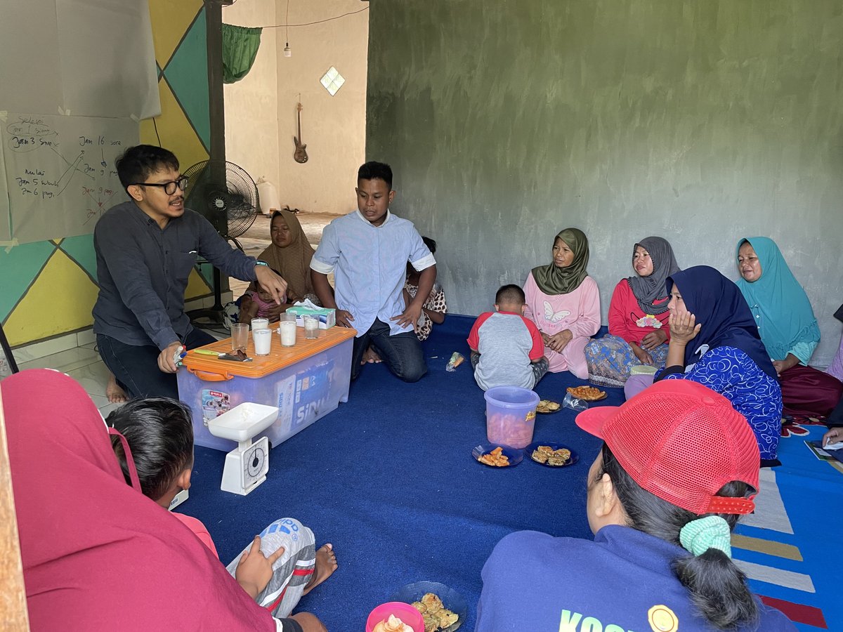 SNVIndonesia's tweet image. Capacitating #smallholder is an essential part in the effort towards sustainable #naturalrubber #supplychain. In #muarojambi, we partnered with #GPSNR in training up to 312 farmers on #goodagriculturepractices to assist them in transitioning into a #sustainablerubberproduction