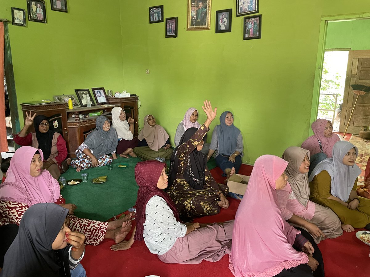 SNVIndonesia's tweet image. Capacitating #smallholder is an essential part in the effort towards sustainable #naturalrubber #supplychain. In #muarojambi, we partnered with #GPSNR in training up to 312 farmers on #goodagriculturepractices to assist them in transitioning into a #sustainablerubberproduction