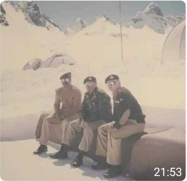 MasudAKhan6's tweet photo. General Mushrraf (late) visited troops of an NLI regiment 11 kilometres inside IIOJK ( Kargil) during the Kargil war of 1999 . " A leader is one who knows  the way , goes the way, and shows the way .#Musharraf https://t.co/FdRA45fo0T