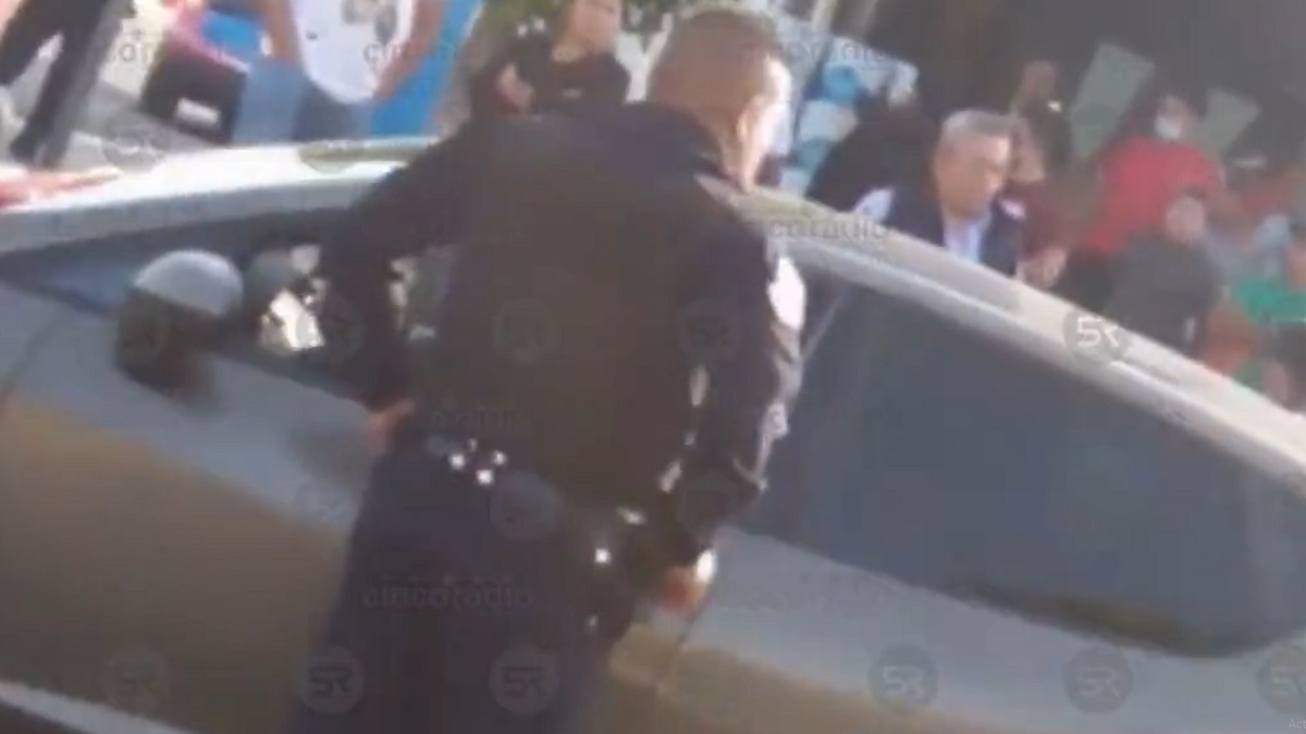 VIDEO: Exmilitar poblano balea a empleado de Megacable por 'voltear' a ver a su mujer pueblaenlinea.com/2022/puebla/vi…