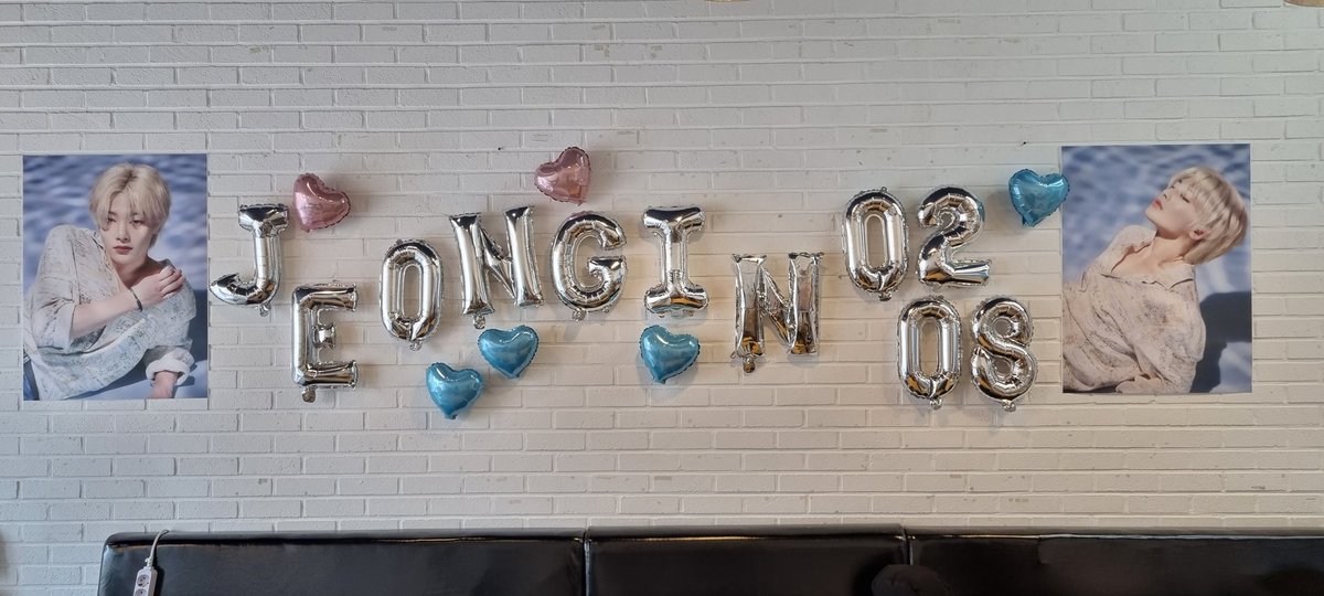 Stay1022HM's tweet photo. #2월은_아기0_이엔이생일8티
#이엔이와_함께_걷는_꿈속_길 
방학식이라서 학교 마치자마자 카페벤으로 뛰어갔어요ㅋㅋ 주문하고 사진 찍고 자리 앉으니까 벌써 1시간정도? 지나있었어요.. 시간 넘 빨리 지나가.. 앉아서 음료랑 디저트 먹으면서 사진 확인하다가 나왔는데 비공굿이 진짜 취저..♡♡ https://t.co/5iyottHENl