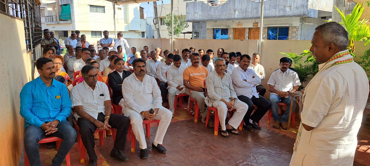 ಇಂದು ಬೆಳಗಾವಿ ನಗರದಲ್ಲಿ ವಕೀಲರ ಜೋತೆ ಅನೌಪಚಾರಿಕ ಭೇಟಿ ಮಾಡಿದ ಸಂದರ್ಭ.