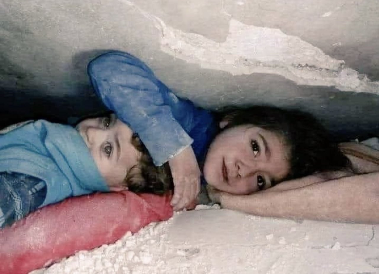 Re: [問卦] 這2個土耳其小女孩要怎麼救出來？