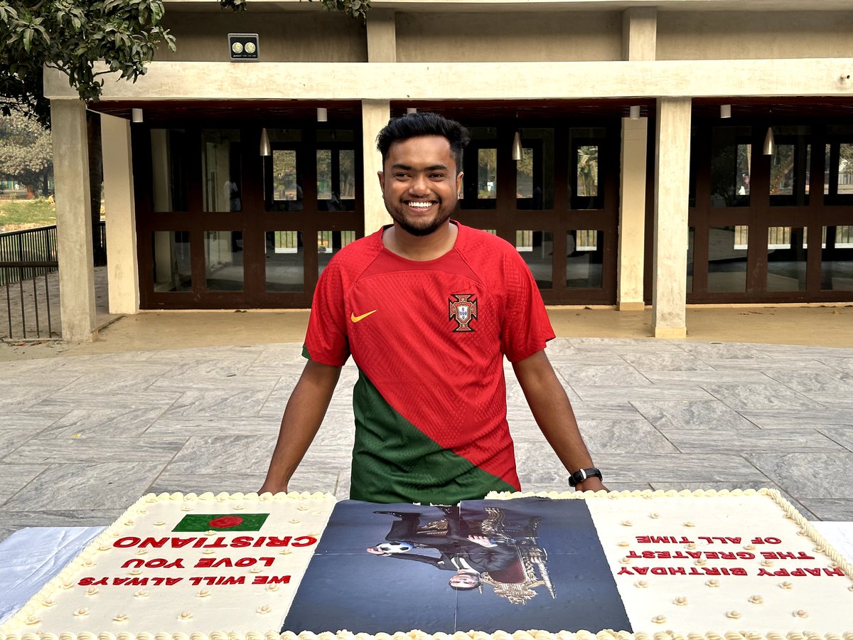 HR_VinoGraph's tweet photo. 38 kg cake 38th birthday celebration, happy birthday my idol @Cristiano. 
You will always have respect and love.  You have many crazy fans in Bangladesh desperate to catch a glimpse of you. ♥️🎉🇧🇩
#happybirthdaycristianoronaldo #AlNassr #CristianoRonaldo𓃵 #Ronaldo #Bangladesh https://t.co/s8FGxiE9LA