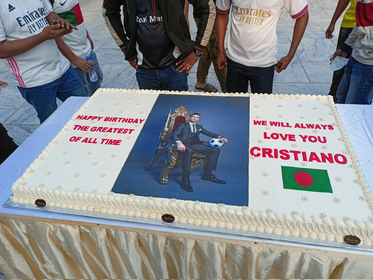 HR_VinoGraph's tweet photo. 38 kg cake 38th birthday celebration, happy birthday my idol @Cristiano. 
You will always have respect and love.  You have many crazy fans in Bangladesh desperate to catch a glimpse of you. ♥️🎉🇧🇩
#happybirthdaycristianoronaldo #AlNassr #CristianoRonaldo𓃵 #Ronaldo #Bangladesh https://t.co/s8FGxiE9LA